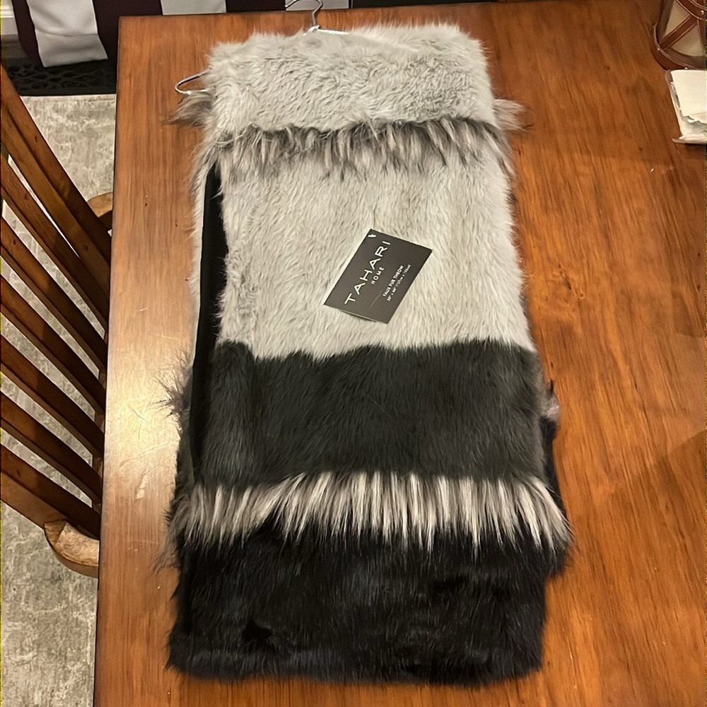 Tahari Home faux fur Throw Blanket new black grey 50”x60”